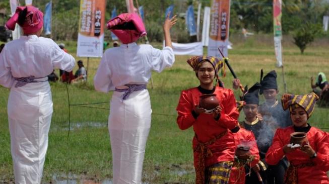 Salah satu budaya di Pulau Moyo, NTB. (Dok: Kemenpar)