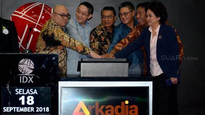 Kepala Kantor Staf Presiden (KSP) Jenderal TNI (Purn) Moeldoko bersama Komisaris Utama PT Arkadia Digital Media Tbk Stephen Sulistyo, Direktur Utama PT Arkadia Digital Media Tbk William Martaputra, Komisaris PT Arkadia Digital Media Tbk Iwa Karunia, Direktur PT Arkadia Digital Media Tbk Suwarjono menekan tombol pencatatan perdana saham PT Arkadia Digital Media Tbk di Bursa Efek Indonesia, Selasa (18/9). [Suara.com/Muhaimin A Untung]