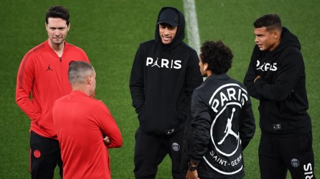 Bintang Paris Saint-Germain Neymar (tengah) dan Thiago Silva sebelum melakukan sesi latihan di Anfield Stadium sebagai persiapan menghadapi Liverpool di Liga Champions. Paul ELLIS / AFP