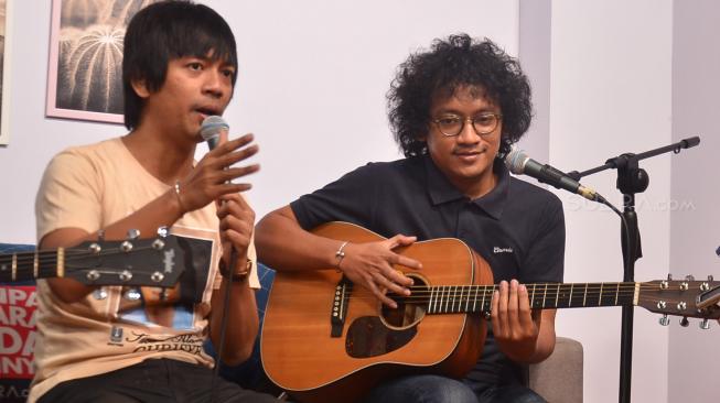 Personel Band DMasiv berpose usai wawancara di kantor Redaksi Suara.com, Jakarta, Selasa (18/9). [Suara.com/Muhaimin A Untung]