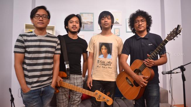 Personel Band DMasiv berpose usai wawancara di kantor Redaksi Suara.com, Jakarta, Selasa (18/9). [Suara.com/Muhaimin A Untung]