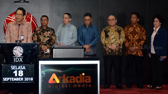 Direktur Penilaian Perusahaan BEI I Gede Nyoman Yetna Setia berbicara saat pembukaan pencatatan perdana saham PT Arkadia Digital Media Tbk di Bursa Efek Indonesia, Selasa (18/9). [Suara.com/Muhaimin A Untung] 