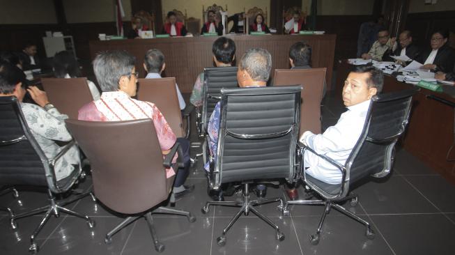 Mantan Ketua DPR Setya Novanto mengikuti sidang di gedung Pengadilan Tipikor, Jakarta, Selasa (18/9). [ANTARA FOTO/Muhammad Adimaja]