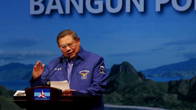 Ketua Umum Partai Demokrat Susilo Bambang Yudhono menyampaikan pidato politiknya dalam acara HUT Ke-17 Partai Demokrat di Jakarta, Senin (17/9). [ ANTARA FOTO/Rivan Awal Lingga ]