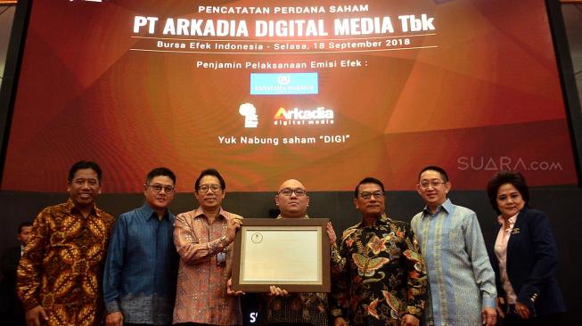 Kepala Kantor Staf Presiden (KSP) Jenderal TNI (Purn) Moeldoko bersama Direktur Penilaian Perusahaan BEI I Gede Nyoman Yetna Setia, Komisaris Utama PT Arkadia Digital Media Tbk Stephen Sulistyo, Direktur Utama PT Arkadia Digital Media Tbk William Martaputra, Komisaris PT Arkadia Digital Media Tbk Iwa Karunia dan Direktur PT Arkadia Digital Media Tbk Suwarjono berfoto bersama usai pembukaan pencatatan perdana saham PT Arkadia Digital Media Tbk di Bursa Efek Indonesia, Selasa (18/9). [Suara.com/Muhaimin A Untung] 