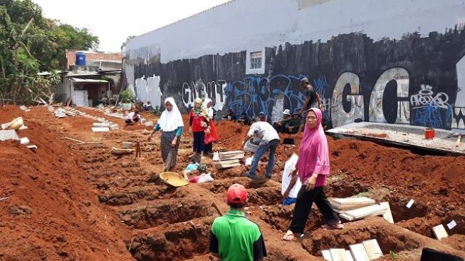 Demi Pembangunan Tol, Ratusan Jenazah di Depok Dikubur Ulang