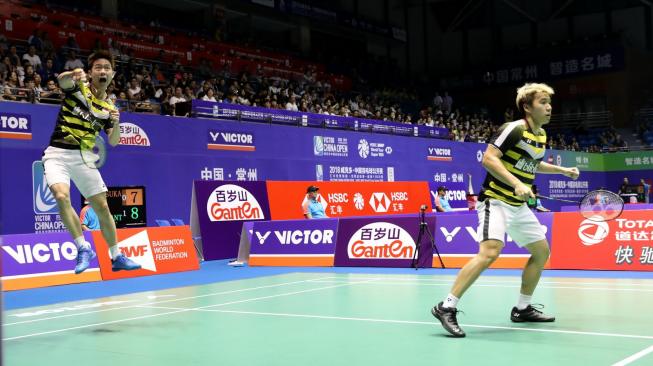 Pasangan ganda putra Indonesia, Kevin Sanjaya Sukamuljo/Marcus Fernaldi Gideon, menang atas kompatriotnya, Wahyu Nayaka Arya Pangkaryanira/Ade Yusuf Santoso, di babak pertama Cina Open 2018, Selasa (19/9). The Minions—julukan Kevin/Marcus—menang 17-21, 21-13 dan 21-13. [Humas PBSI]