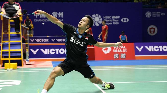 Pebulu tangkis tunggal putra Indonesia Anthony Sinisuka Ginting mengembalikan kok ke arah lawannya pebulu tangkis Cina Lin Dan pada turnamen China Open 2018 di Olympic Sports Center Xincheng Gymnasium, Changzhou, Cina, Selasa (18/9). ANTARA FOTO/HO/Humas PBSI