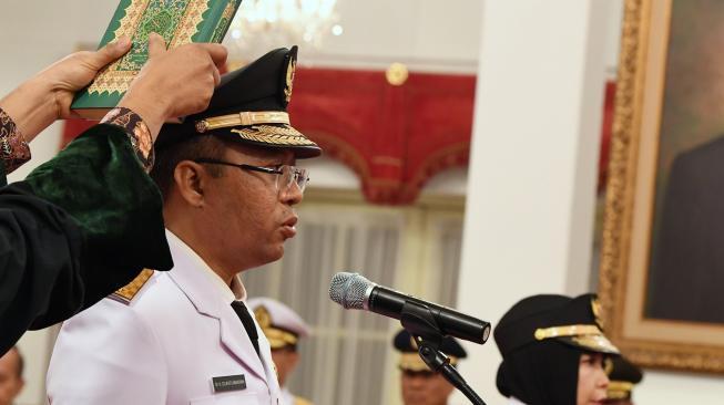 Gubernur Nusa Tenggara Barat (NTB) terpilih Zulkifliemansyah (kiri) dan Wakil Gubernur terpilih Sitti Rohmi Djalilah (kanan) mengikuti prosesi pelantikan di Istana Negara, Jakarta, Rabu (19/9). ANTARA FOTO/Wahyu Putro