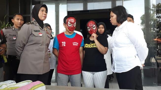 YS (34) dan FT (35), suami istri warga Jalan Lebak Jaya II, Kelurahan Gading, Tambaksari, Surabaya yang berbisnis rumah bordil. [Suara.com/Achmad Ali]