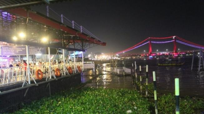 Ini Restoran Enak Di Palembang Dengan Pemandangan Jembatan