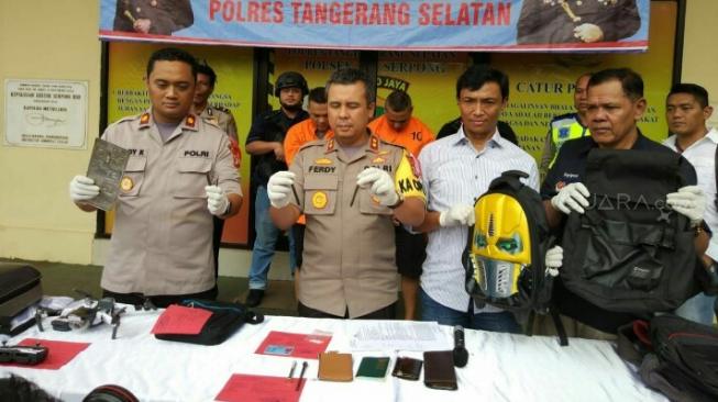 Polisi menunjukkan barang bukti dari tersangka Dede Idol, spesialis bandit pecah kaca. (Anggy Muda/Suara.com)