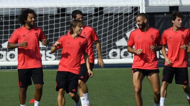 Pemain Real Madrid Karim Benzema (kanan) mengikuti sesi latihan persiapan laga kontra AS Roma di Santiago Bernabeu, Kamis (20/9/2018) [AFP]