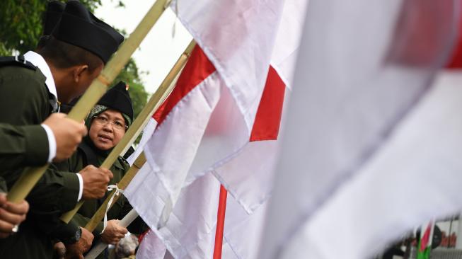 Wali Kota Surabaya Tri Rismaharini menyaksikan teatrikal peristiwa perobekan bendera di Hotel Yamato sekarang Hotel Majapahit di Jalan Tunjungan, Surabaya, Jawa Timur, Rabu (19/9). ANTARA FOTO/Zabur Karuru