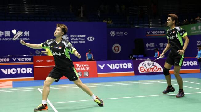 Pebulu tangkis ganda campuran Indonesia, Tontowi Ahmad (kanan) dan Liliyana Natsir (kiri) bersiap menerima servis dari lawannya pebulu tangkis Jepang Yuki Kaneko dan Misaki Matsutomo pada turnamen China Open 2018 di Olympic Sports Center Xincheng Gymnasium, Changzhou, Cina, Selasa (18/9). ANTARA FOTO/HO/Humas PBSI