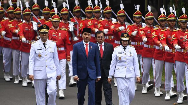 Presiden Joko Widodo (kedua kiri) bersama Seskab Pramono Anung (kedua kanan), Gubernur Nusa Tenggara Barat (NTB) terpilih Zulkifliemansyah (kiri) dan Wakil Gubernur terpilih Sitti Rohmi Djalilah (kanan) mengikuti prosesi kirab di Kompleks Istana Kepresidenan, Jakarta, Rabu (19/9). ANTARA FOTO/Wahyu Putro