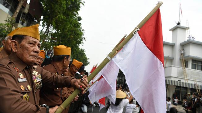 Veteran menyaksikan teatrikal peristiwa perobekan bendera di Hotel Yamato sekarang Hotel Majapahit di Jalan Tunjungan, Surabaya, Jawa Timur, Rabu (19/9). ANTARA FOTO/Zabur Karuru