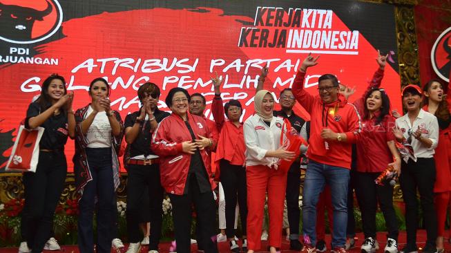 Ketua Umum PDI Perjuangan Megawati Soekarnoputri berfoto bersama sejumlah artis yang merupakan kader PDIP saat peluncuran "tagline" dan atribut partai untuk kalangan milenial di kantor DPP PDI Perjuangan, Jakarta, Kamis (20/9). [Suara.com/Muhaimin A Untung]