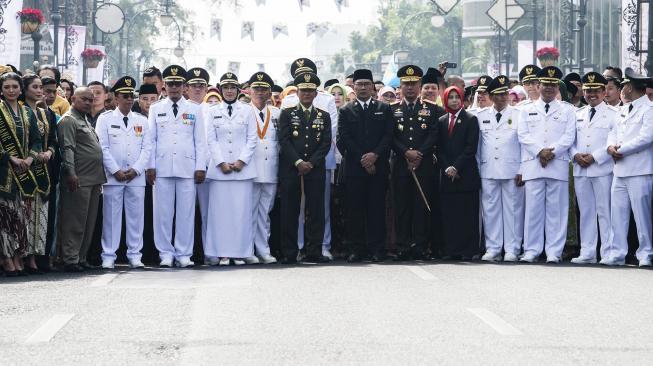Gubernur Jawa Barat Ridwan Kamil (tengah) bersama Kapolda Jabar Irjen Pol Agung Budi Maryoto (keenam kanan), Pangdam III Siliwangi Mayjen TNI Besar Harto Karyawan (kedelapan kanan), Ketua DPRD Jabar Ineu Purwadewi Sundari (kelima kanan) dan sejumlah Bupati serta Wali Kota yang akan dilantik mengikuti prosesi "Historical Walk" di Bandung, Jawa Barat, Kamis (20/9).[ANTARA FOTO/M Agung Rajasa]
