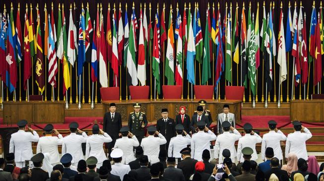 Gubernur Jawa Barat Ridwan Kamil (tengah) memimpin pelantikan Bupati serta Wali Kota di gedung Merdeka, Bandung, Jawa Barat, Kamis (20/9). [ANTARA FOTO/M Agung Rajasa]