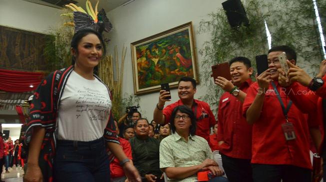 Krisdayanti memperagakan busana kampanye Pemilu 2019 saat fashion show di DPP PDI Perjuangan sekaligus peluncuran Tagline Kampanye dan Atribut Milenial, Jakarta, Kamis (20/9). [Suara.com/Muhaimin A Untung]