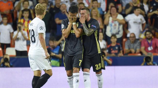 Pemain Juventus Cristiano Ronaldo bereaksi setalah menerima kartu merah saat melawan Valencia pada matchday pertama Grup H Liga Champions, di Stadion Mestalla, Rabu (19/9). [AFP/JOSE JORDAN]