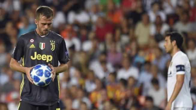 Gelandang Juventus Miralem Pjanic bersiap mengeksekusi penalti di laga perdana Grup H Liga Champions kontra Valencia di Estadio Mestalla, Kamis (20/9/2018) [AFP]