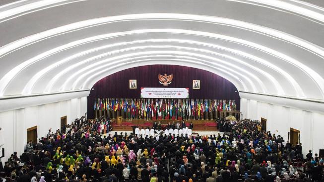 Suasana pelantikan sejumlah Bupati dan Wali Kota di wilayah Provinsi Jabar di gedung Merdeka, Bandung, Jawa Barat, Kamis (20/9). [ANTARA FOTO/M Agung Rajasa]