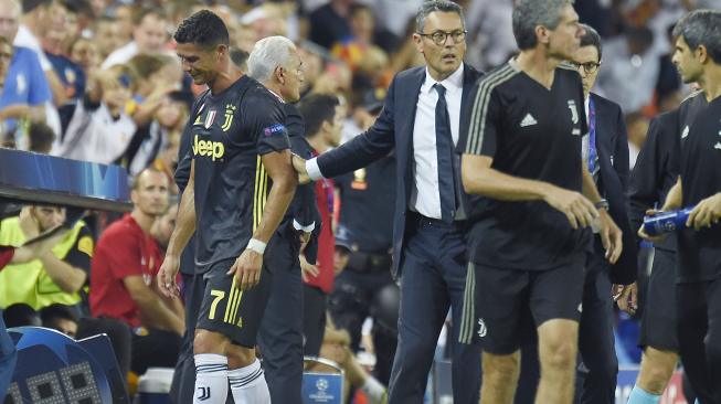 Pemain Juventus Cristiano Ronaldo bereaksi setalah menerima kartu merah saat melawan Valencia pada matchday pertama Grup H Liga Champions, di Stadion Mestalla, Rabu (19/9). [AFP/JOSE JORDAN]