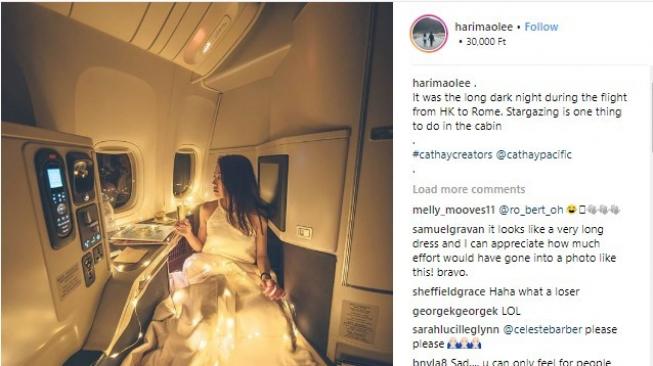 Selebgram ini dikritik warganet karena fotonya di pesawat terlalu heboh. (Instagram/Harimaolee)