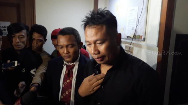 Vicky Prasetyo menangis saat akan mendaftarkan gugatan cerai terhadap Angel Lelga di Pengadilan Agama Jakarta Selatan, Kamis (20/9/2018) [Suara.com/Ismail]