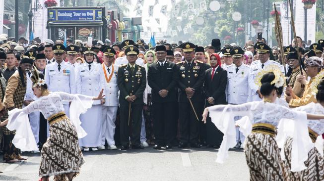 Gubernur Jawa Barat Ridwan Kamil (tengah) bersama Kapolda Jabar Irjen Pol Agung Budi Maryoto, Pangdam III Siliwangi Mayjen TNI Besar Harto Karyawan, Ketua DPRD Jabar Ineu Purwadewi Sundari dan sejumlah Bupati serta Wali Kota yang akan dilantik mengikuti prosesi "Historical Walk" di Bandung, Jawa Barat, Kamis (20/9). [ANTARA FOTO/M Agung Rajasa]