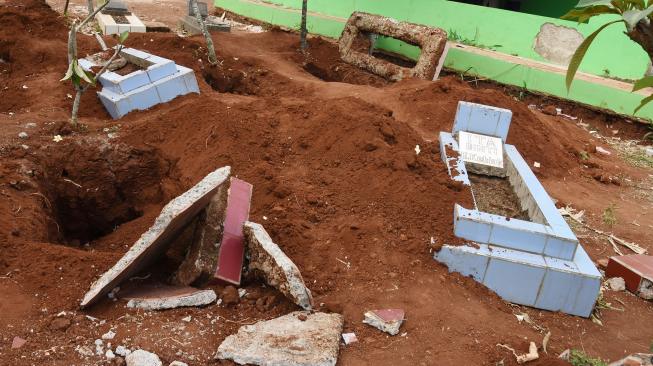 Makam Korban Perkosaan 5 Pria Dibongkar, Polisi Cari Ini