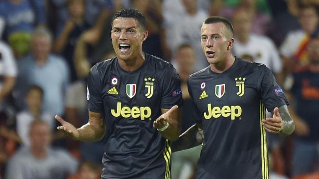 Pemain Juventus Cristiano Ronaldo bereaksi setalah menerima kartu merah saat melawan Valencia pada matchday pertama Grup H Liga Champions, di Stadion Mestalla, Rabu (19/9). [AFP/JOSE JORDAN]