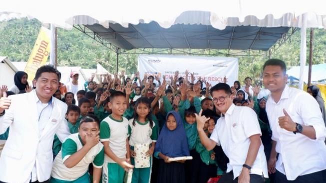 PT Kimia Farma (Persero) Tbk atau Kimia Farma menyalurkan bantuan layanan kesehatan dan obat DiaResQ kepada korban gempa Lombok. (Dok: Kimia Farma)