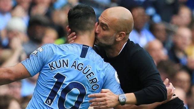 Pemain City Sergio Aguero mendapat ciuman dari manajer Josep Guardiola usai mencetak hattrick ke gawang Huddersfield pada 19 Agustus [AFP]