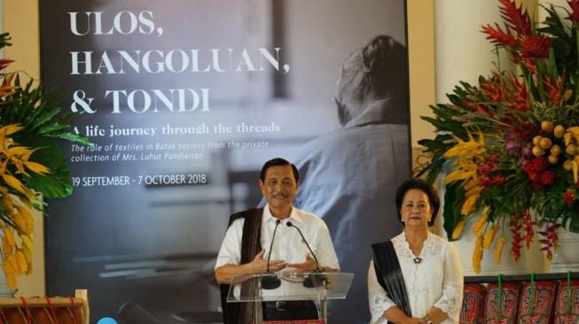 Menko Bidang Kemaritiman, Luhut Binsar Pandjaitan dalam Ulos, Hangoluan & Tondi, di Museum Tekstil, Jakarta, 20 September - 7 Oktober 2018. (Dok: Kemenpar)