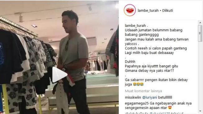 Hamish Daud tampak sibuk memilih baju bayi [Instagram]