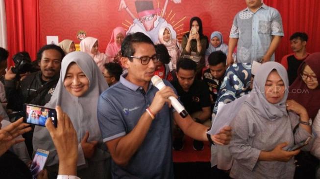 Emak-emak: Kalau dari Dekat, Ganteng Juga Sandiaga Uno