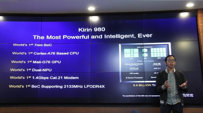 Product Marketing Manager Huawei, Advent Jose, membeberkan keunggulan prosesor Kirin 980 di Jakarta, Jumat (21/9). [Suara.com/Aditya Gema Pratomo]