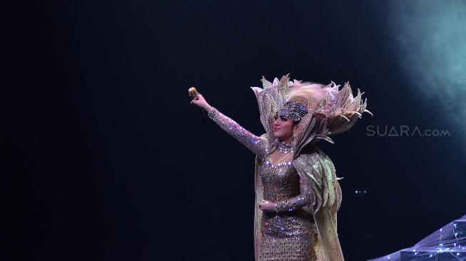 Penyanyi Syahrini tampil pada konser bertajuk Journey of Syahrini: 10 Tahun Jambul Khatulistiwa di Ciputra Artpreneur, Jakarta, Kamis (20/9). [Suara.com/Muhaimin A Untung]