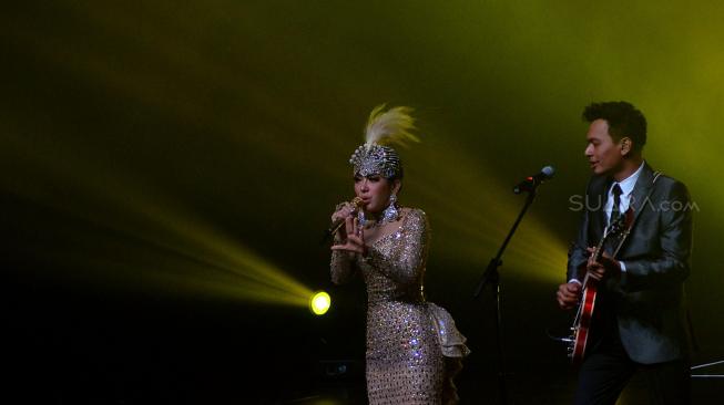 Penyanyi Syahrini tampil pada konser bertajuk Journey of Syahrini: 10 Tahun Jambul Khatulistiwa di Ciputra Artpreneur, Jakarta, Kamis (20/9). [Suara.com/Muhaimin A Untung]