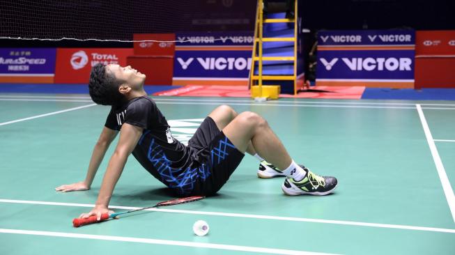 Pebulutangkis tunggal putra Indonesia, Anthony Sinisuka Ginting, melaju ke semifinal Cina Open 2018 setelah menaklukkan wakil tuan rumah, Chen Long, dengan skor 18-21, 22-20 dan 21-16, Jumat (21/9). [Humas PBSI]