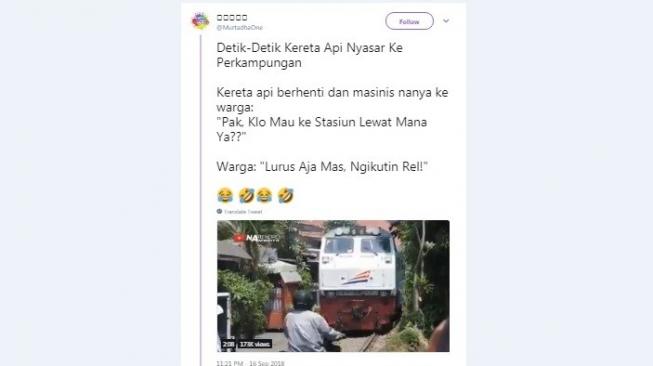 Kocak! Kereta Api Nyasar ke Permukiman Warga?