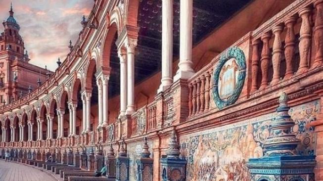 Indahnya Perpaduan  Warna  Bangunan Tua  di Kota Sevilla Spanyol