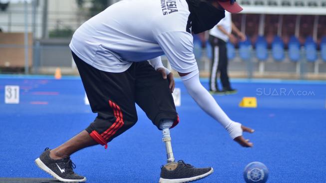 Atlet Para Games Indonesia cabang olahraga Lawn Bowls berlatih di Lapangan Hoki Kompleks GBK, Jakarta, Sabtu (22/9). [Suara.com/Muhaimin A Untung] 