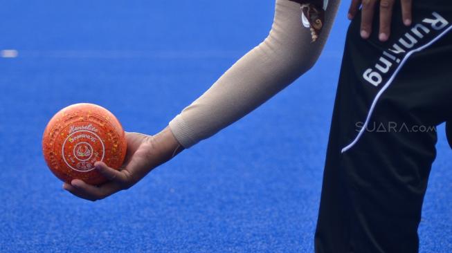 Atlet Para Games Indonesia cabang olahraga Lawn Bowls berlatih di Lapangan Hoki Kompleks GBK, Jakarta, Sabtu (22/9). [Suara.com/Muhaimin A Untung] 