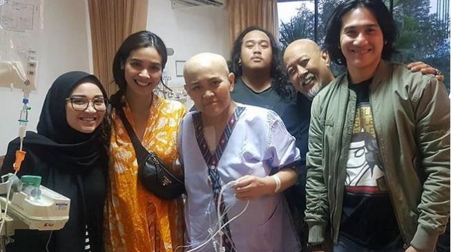 Vino G Bastian dan Marsha Timothy saat menjenguk istri Indro Warkop, Nita. (Instagram)