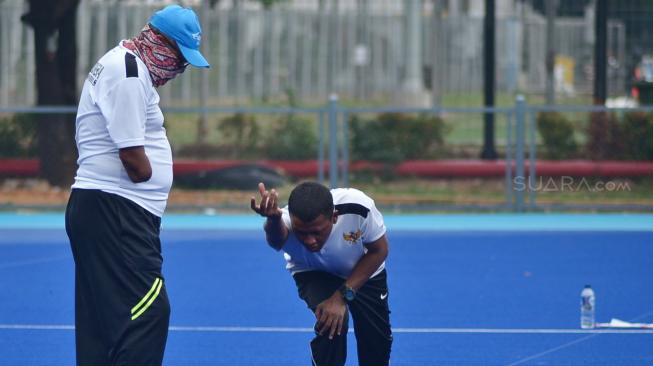 Atlet Para Games Indonesia cabang olahraga Lawn Bowls berlatih di Lapangan Hoki Kompleks GBK, Jakarta, Sabtu (22/9). [Suara.com/Muhaimin A Untung] 