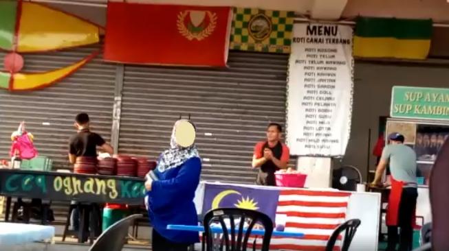 Video Roti Canai Nyasar ke Kepala Pembeli Viral, Awas Ngakak